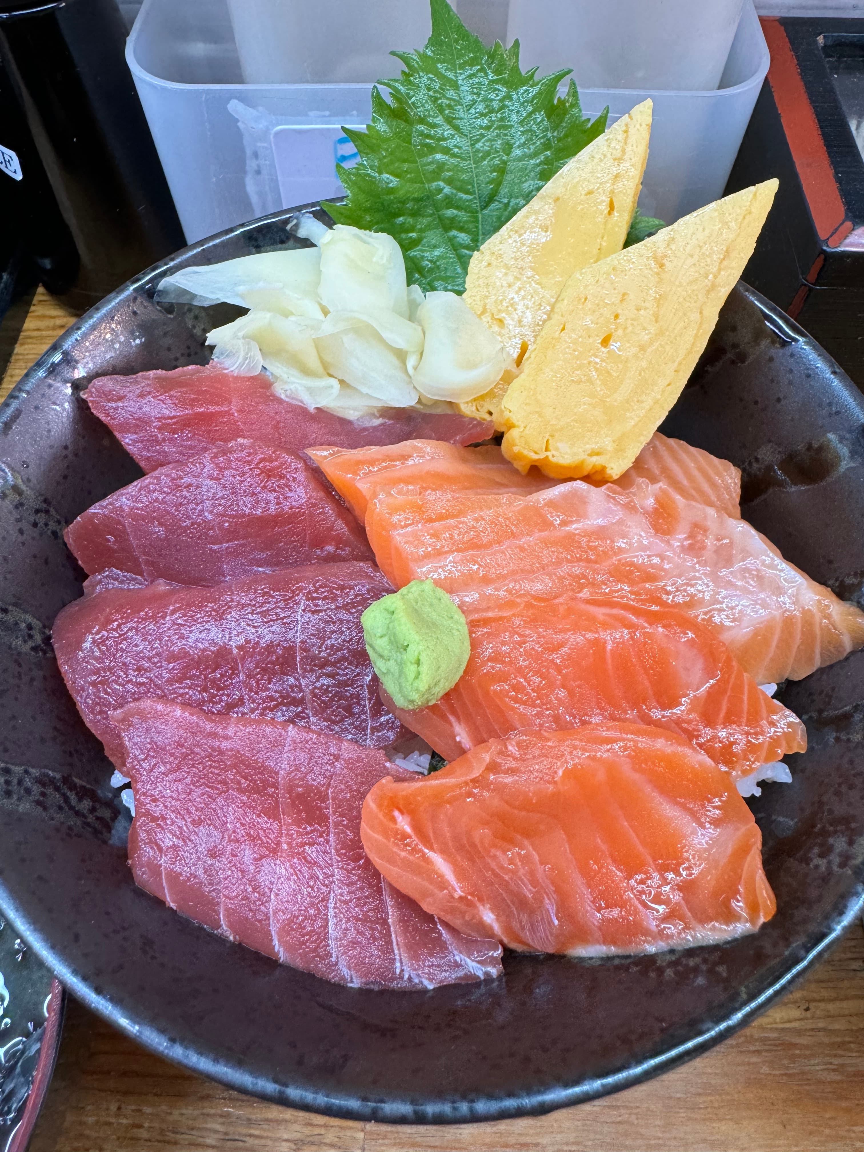 Kaisendon seafood rice bowl with sashimi and toppings